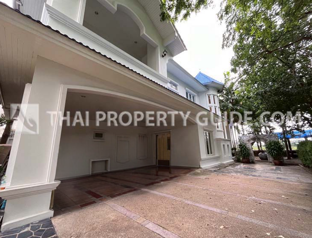 House with Shared Pool in Bangnatrad 